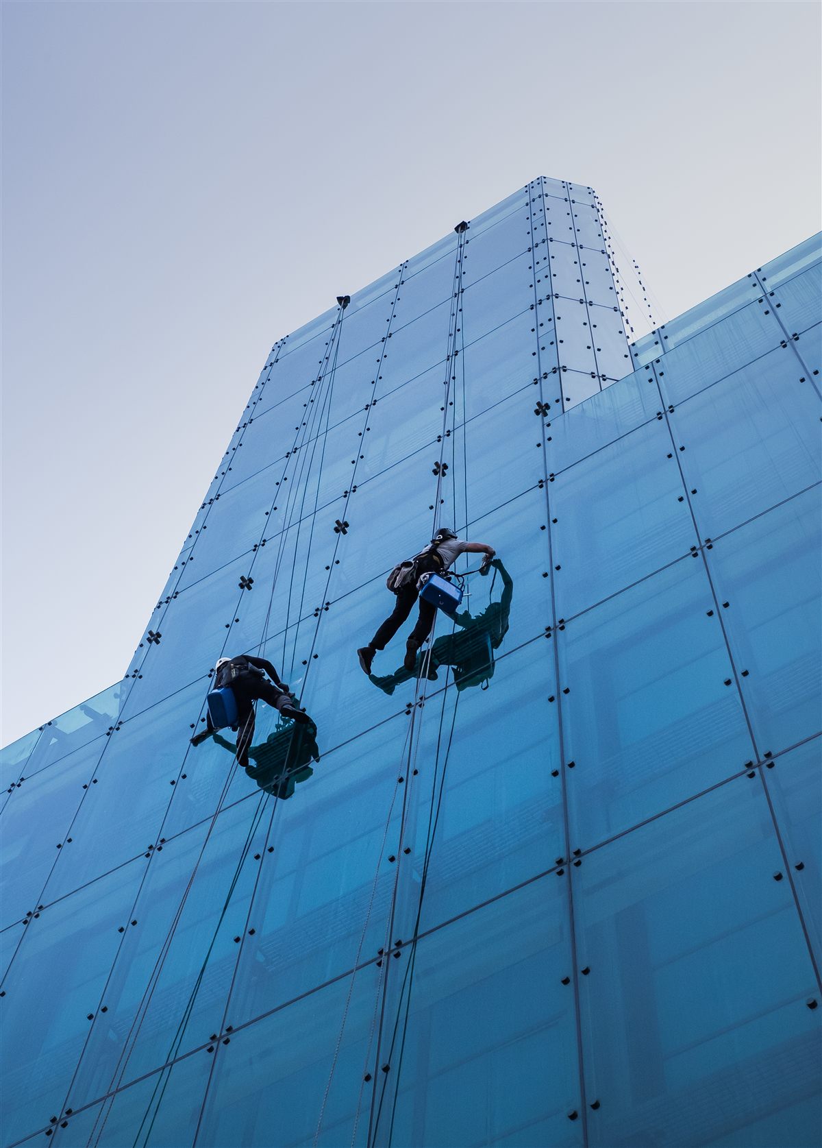 Facade cleaning technicians at height